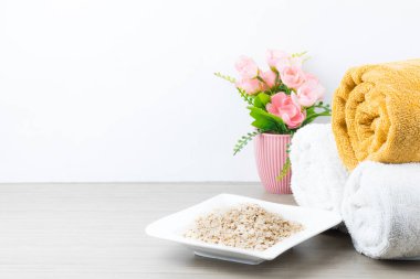 Lüks konsepti, dinlenme, bakım, yazın kaplıcada rahatlama.