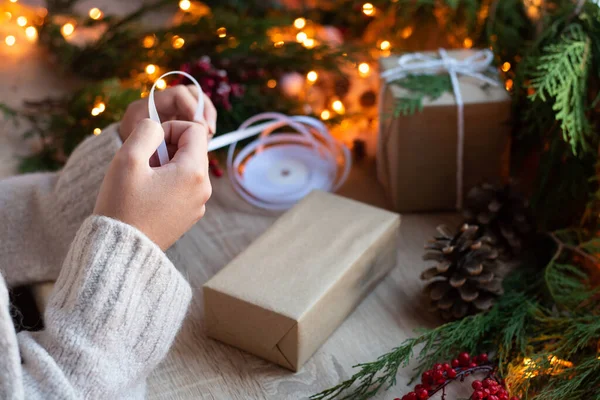Konsep Natal Perempuan Tangan Membungkus Hadiah Dalam Kertas Kerajinan Atas — Stok Foto