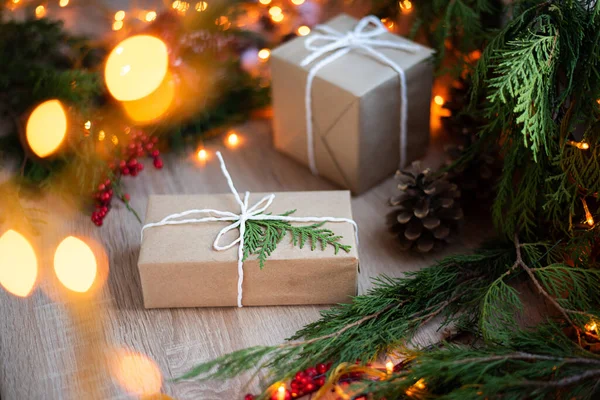 크리스마스 선물은 수공예 종이에 장식등으로 포장되어 있으며 집에서 휴일을 준비하고 — 스톡 사진