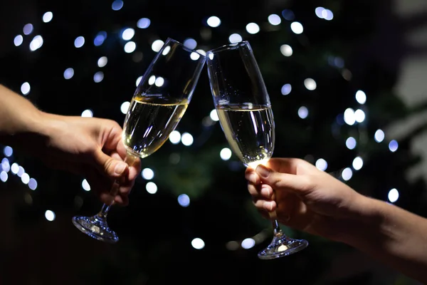 Fira Jul Hemma Par Klinkande Glas Med Champagne Och Hålla — Stockfoto