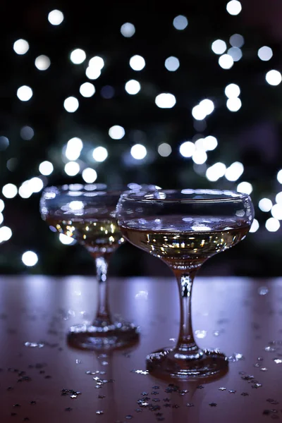 Dois Copos Champanhe Fundo Luzes Bokeh Noite Conceito Natal Close — Fotografia de Stock