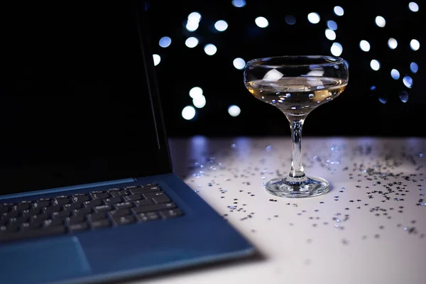 Склянка Шампанського Ноутбука Світлому Фоні Боке Святкування Робота Крупним Планом — стокове фото