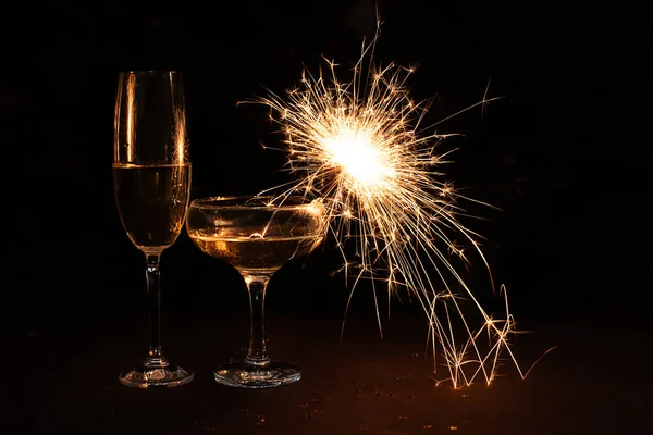 Två Glas Champagne Med Glitter Mörk Bakgrund Semester Och Julkoncept — Stockfoto