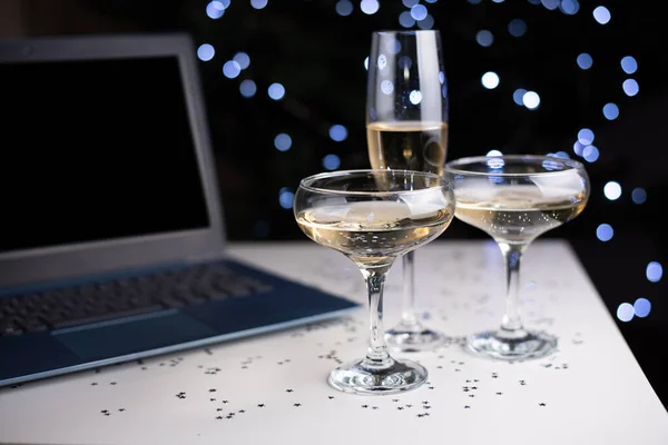 Glasögon Med Champagne Och Laptop Ljus Bokeh Bakgrund Arbete Semester — Stockfoto
