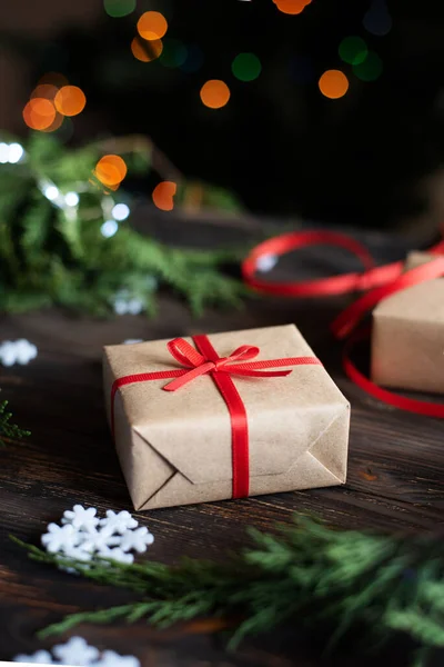 Hadiah Natal Dalam Kerajinan Kertas Hadir Meja Kayu Dan Latar — Stok Foto