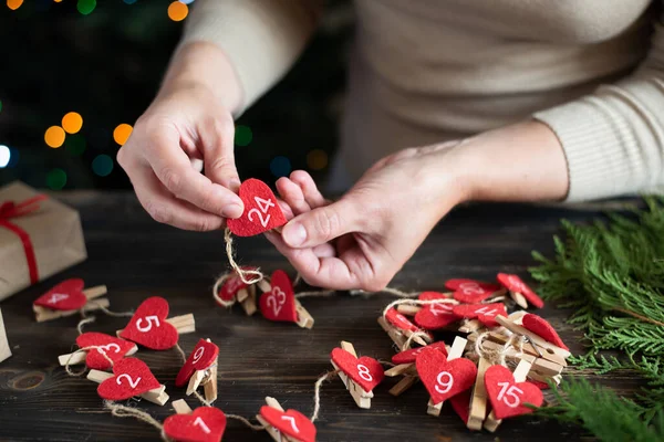 Perempuan Membuat Kalender Untuk Anaknya Persiapan Untuk Natal Liburan Diy — Stok Foto