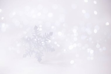 Noel ve kış arkaplanı, beyaz arka planda kar tanesi ve ışıklar bokeh, yakın plan.