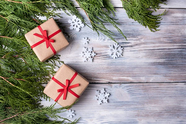Latar Belakang Natal Cabang Cabang Konifer Dan Dua Hadiah Dalam — Stok Foto