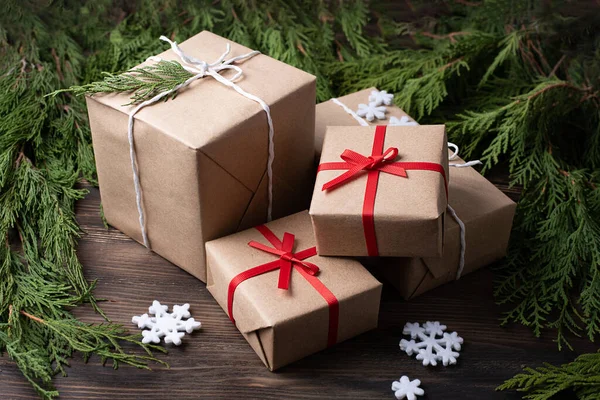 Konsep Natal Kotak Hadiah Dibungkus Kertas Kerajinan Dalam Cabang Cabang — Stok Foto