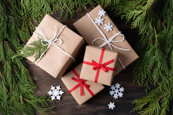 크리스마스 컨셉트 배경에 나뭇가지로 수공예 종이로 포장된 — 스톡 사진