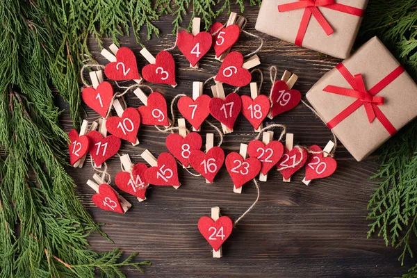 Ručně Vyrobený Adventní Kalendář Tvaru Srdce Dřevěném Pozadí Příprava Vánoce — Stock fotografie