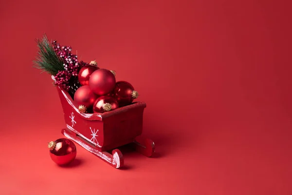 Konsep Natal Kereta Luncur Santa Merah Dengan Perhiasan Latar Belakang — Stok Foto