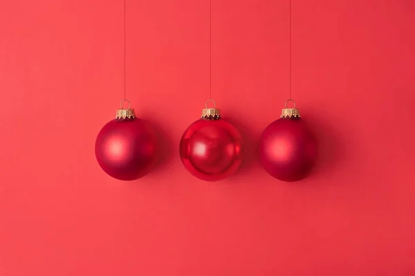 Tiga Ornamen Natal Dengan Latar Belakang Merah Kartu Natal Close — Stok Foto