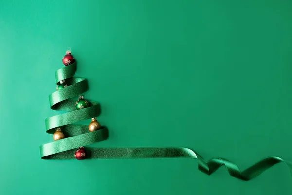 Pohon Natal Yang Terbuat Dari Pita Hijau Dan Perhiasan Kartu — Stok Foto
