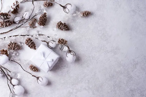 Salju Menutupi Cabang Dan Hadiah Pada Latar Belakang Putih Natal — Stok Foto