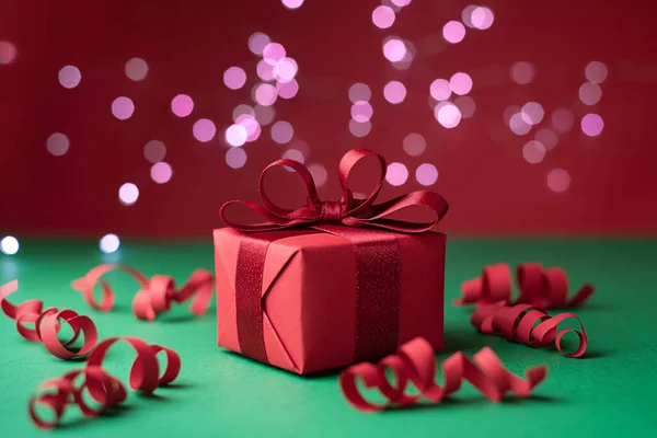 Latar Belakang Liburan Dan Natal Hadiah Serpentin Dan Lampu Bokeh — Stok Foto