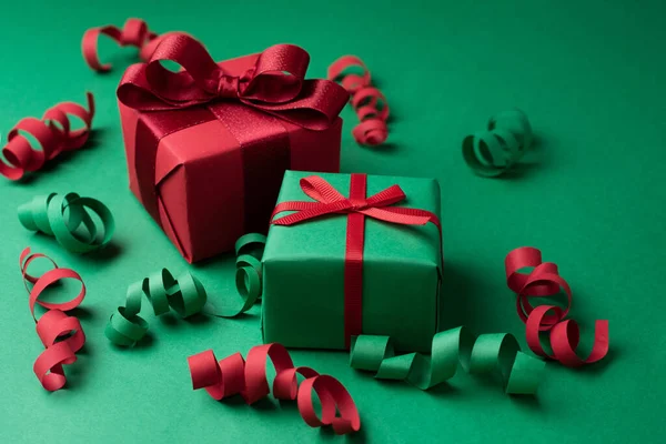 Dua Hadiah Natal Dibungkus Dalam Kertas Merah Dan Hijau Dengan — Stok Foto
