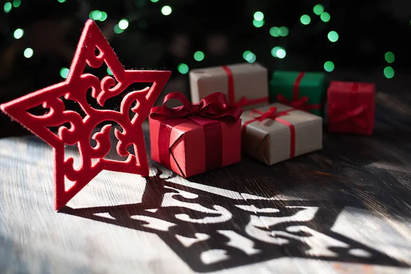 Vánoční Prázdninové Pozdravy Koncept Dárky Červená Hvězda Slunci Krásným Stínem — Stock fotografie
