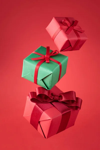 Repülő Ajándékok Sokszínű Csomagolásban Piros Alapon Ajándékok Karácsonyi Ünnepekre Közelkép Stock Kép