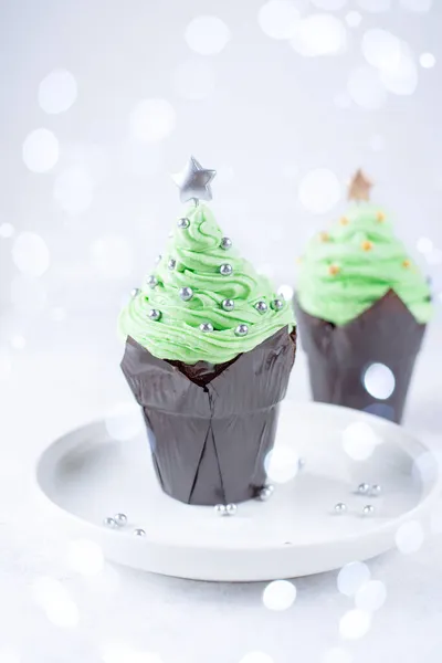 Cupcake Dengan Buttercream Dalam Bentuk Pohon Natal Latar Belakang Putih — Stok Foto