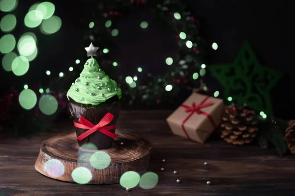 Kue Mangkuk Natal Berbentuk Pohon Natal Dengan Lampu Lampu Dan — Stok Foto