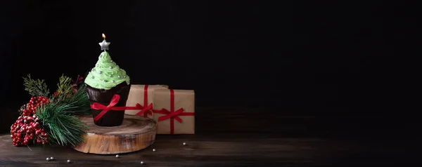 Cupcake Dengan Dekorasi Natal Dengan Hadiah Dan Cabang Cemara Pada — Stok Foto