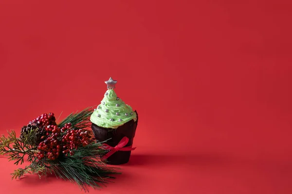 Muffin Festival Kue Mangkuk Natal Dengan Atap Krim Hijau Dan — Stok Foto