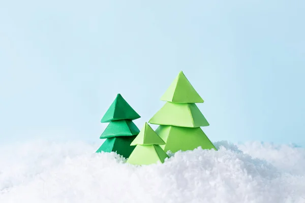 Tiga Kertas Hijau Pohon Natal Bukit Tertutup Salju Natal Dan — Stok Foto