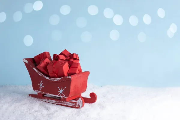 Konsep Natal Kereta Luncur Merah Santa Claus Penuh Hadiah Latar — Stok Foto