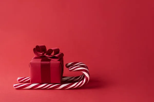 Konsep Natal Kereta Luncur Santa Terbuat Dari Hadiah Merah Dan — Stok Foto