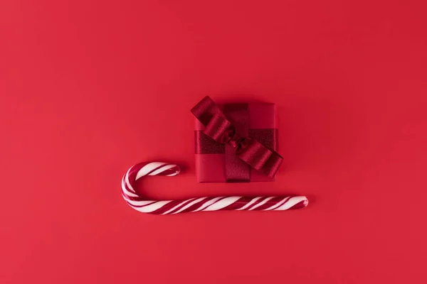 Hadiah Merah Dan Tongkat Dalam Bentuk Kereta Luncur Santa Claus — Stok Foto