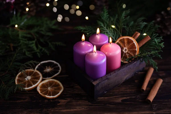 Vigilia Natale Quattro Candele Viola Ardenti Dell Avvento Uno Sfondo — Foto Stock