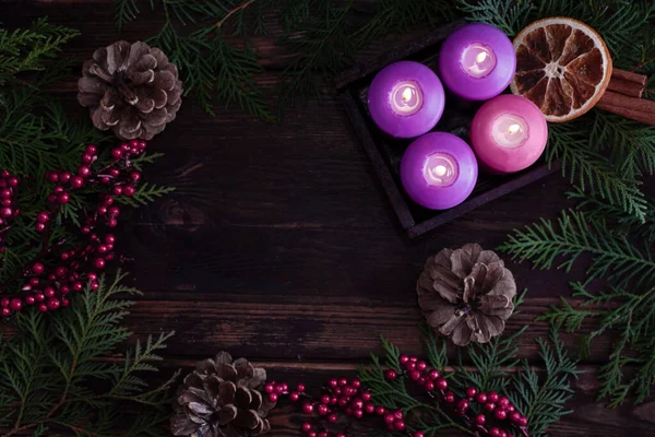 Bingkai Natal Dari Empat Lilin Yang Menyala Ungu Dan Cabang — Stok Foto