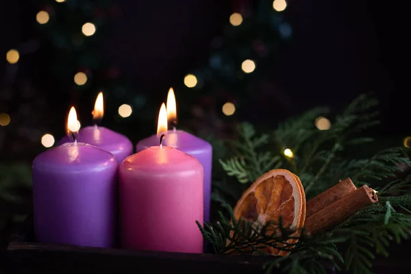 Quattro Candele Viola Avvento Alla Vigilia Natale Tradizione Religiosa Primo — Foto Stock