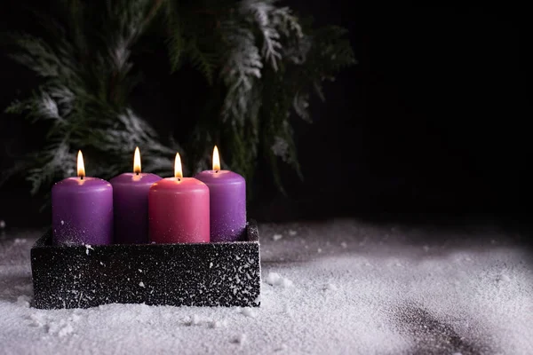 Kerstavond Vier Brandende Roze Paarse Adventskaarsen Donkere Houten Doos Sneeuw — Stockfoto