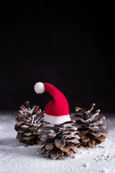 Concepto Navidad Conos Sombreros Papá Noel Forma Árbol Navidad Nieve — Foto de Stock