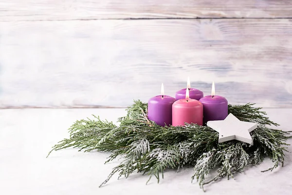 Toorn Met Vier Brandende Paarse Adventskaarsen Een Witte Houten Achtergrond — Stockfoto