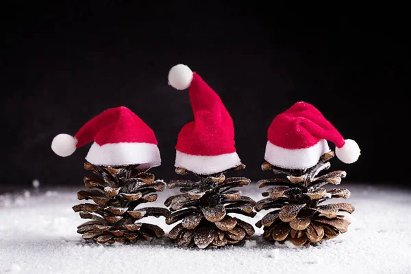 Tři Kužely Červené Čepice Santa Claus Podobě Vánočního Stromečku Sněhu — Stock fotografie