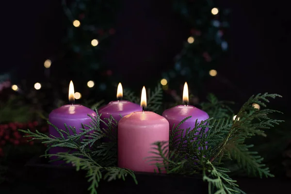 Drie Paarse Een Roze Adventskaarsen Kerstavond Katholiek Symbool Rechtenvrije Stockfoto's