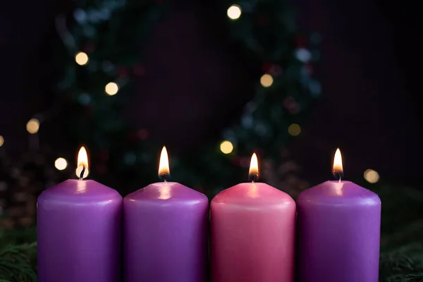 어두운 배경에 화환을 불타는 보라색 촛불의 크리스마스 스톡 사진