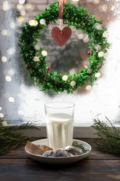 Piring Putih Dengan Suguhan Untuk Santa Claus Kue Coklat Dengan — Stok Foto