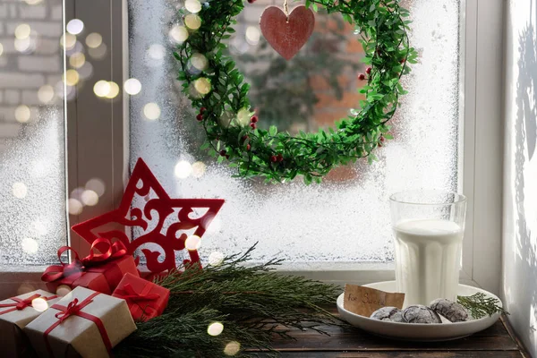Segelas Susu Dengan Kue Coklat Jendela Dengan Karangan Bunga Natal — Stok Foto