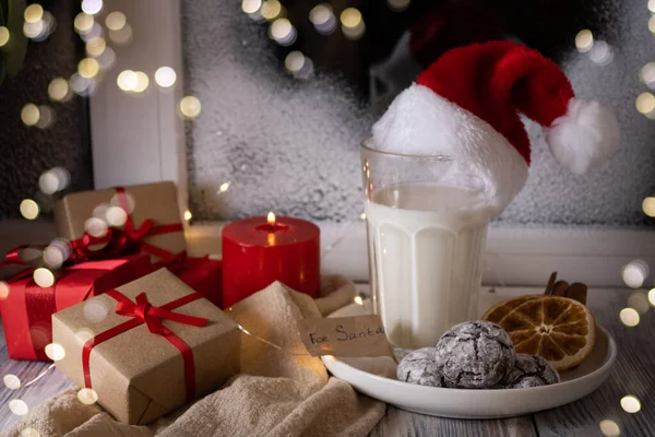Kaca Dengan Susu Dan Topi Santa Kue Chip Coklat Atas — Stok Foto