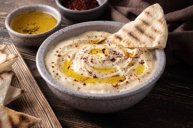 Vejetaryen sebze yemeği, nohut kasesine yakın çekim, koyu ahşap arka planda baharatlar ve pide, sağlıklı beslenme..