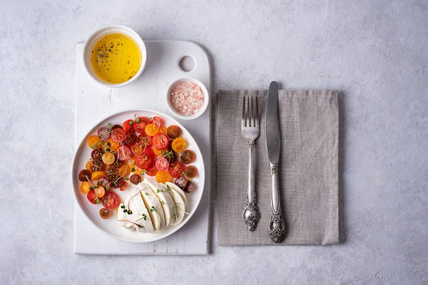 Bola Mozzarella Piring Dengan Potongan Tomat Ceri Dan Microgreens Dengan — Stok Foto