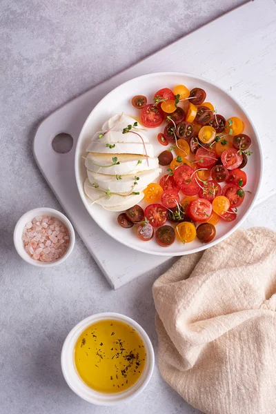 Salad Tomat Mozzarella Dan Cherry Dengan Minyak Zaitun Dengan Latar — Stok Foto