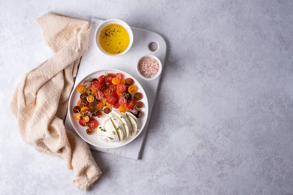 Caprese Salad Mozzarella Dengan Potongan Tomat Ceri Berwarna Warni Atas — Stok Foto