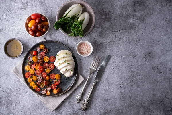 Lempeng Dengan Bola Mozzarella Dan Potongan Tomat Berwarna Warni Minyak — Stok Foto