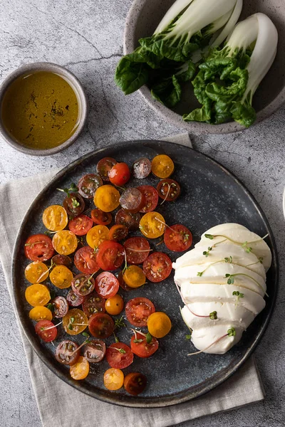 Keju Mozzarella Dengan Irisan Tomat Dibumbui Dengan Minyak Zaitun Atas — Stok Foto
