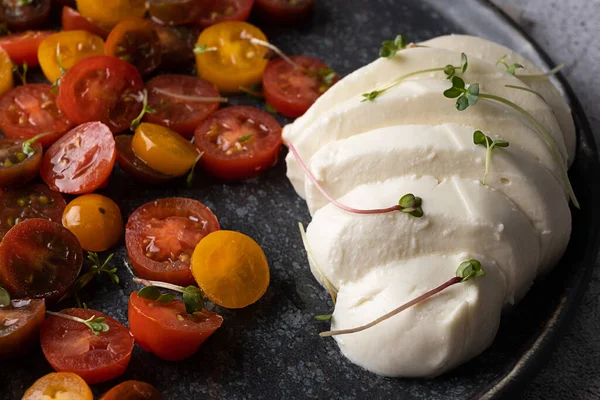 Close Keju Mozzarella Dengan Irisan Tomat Berwarna Warni Dibumbui Dengan — Stok Foto
